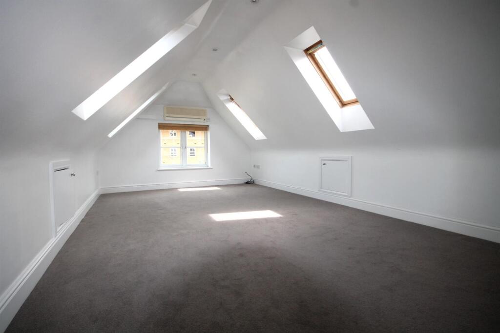 Parsonage Road, Horsham photo 3