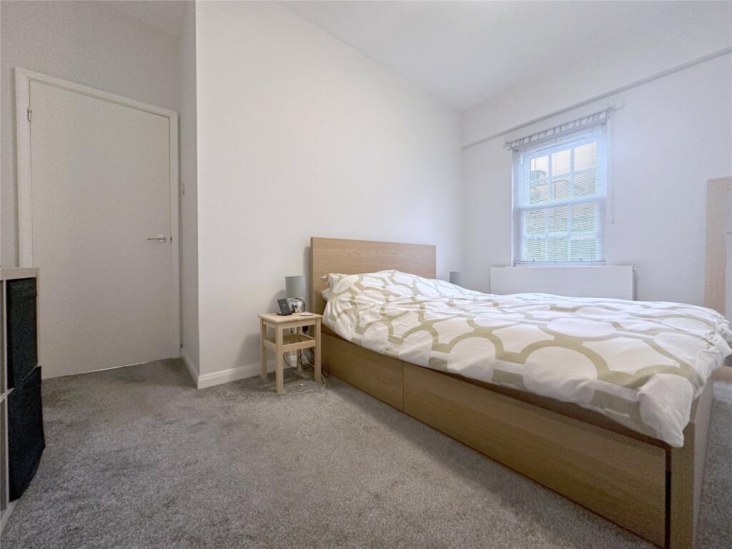 Apartment in Exeter - More