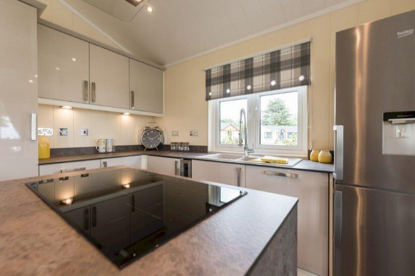 Two Bed Stately Albion Harvard (40x20), Paradise Lakeside Lodges, Storwood, York, North Yorkshire, YO42 4TD photo 4