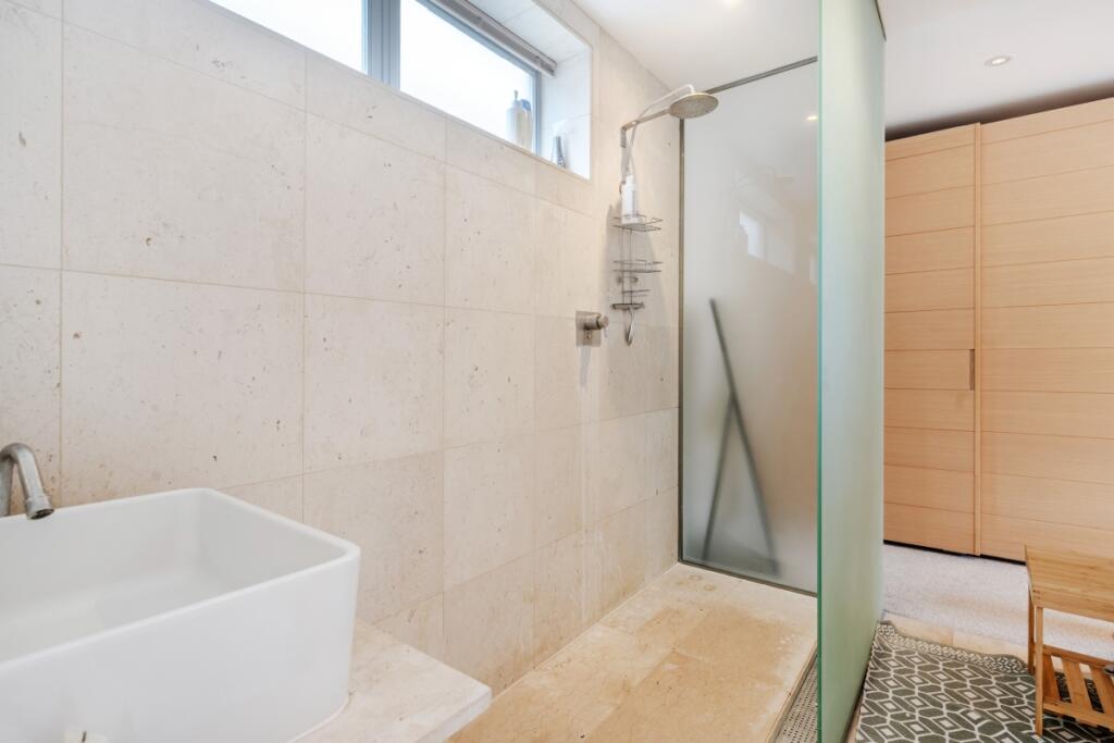 2 bedroom mews property for rent