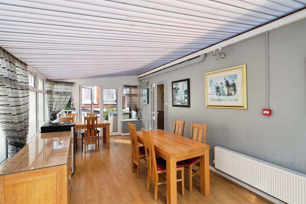 House in Eastbourne, Seaside, Roselands - More