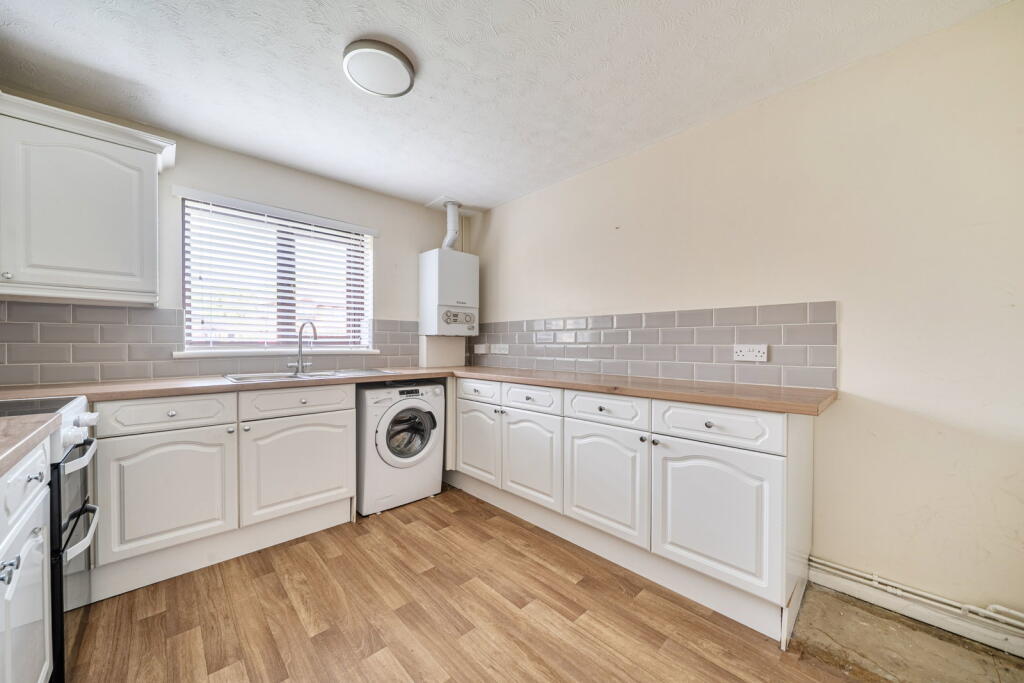 A Beautifully Presented One-Bedroom Bungalow – No Forward Chain – Hempstead photo 3