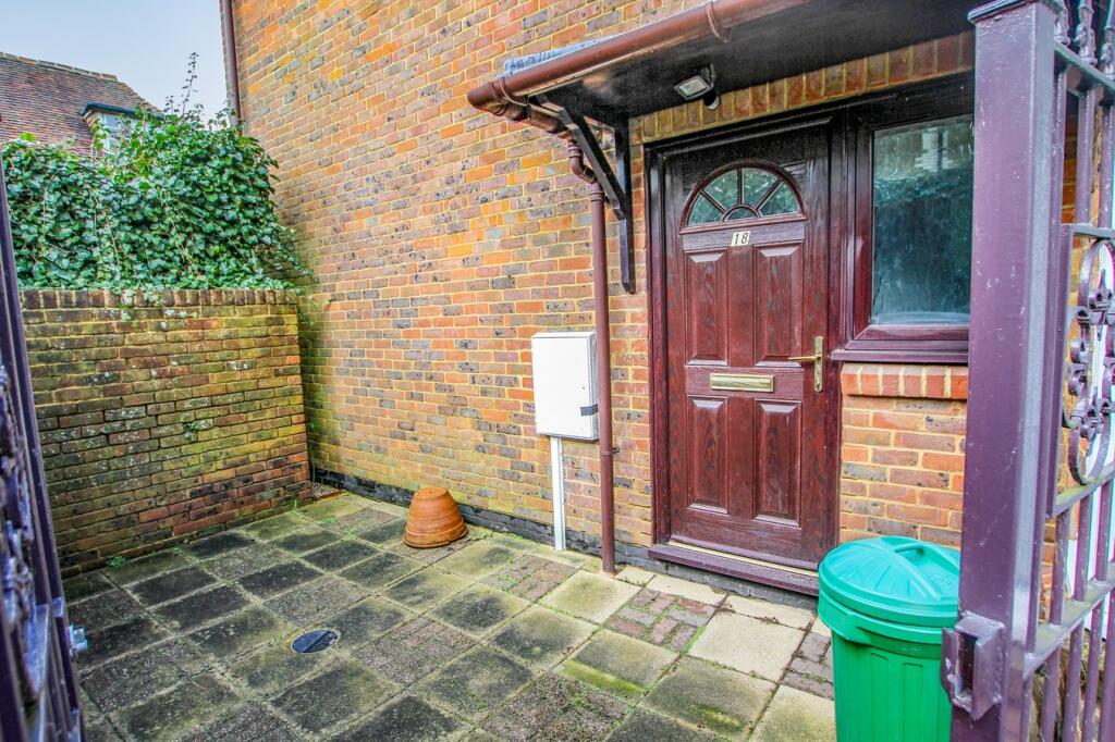 1-bed flat on St Martins Way, Battle, TN33, £130,000
