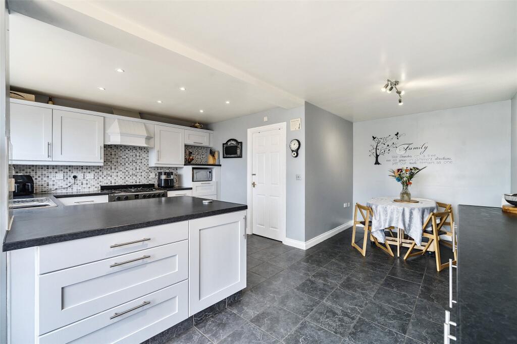 32, Thornton Close, Bideford, Devon, EX39 photo 3