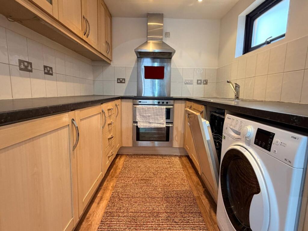 Apartment in Reigate and Banstead, Surrey - View 4