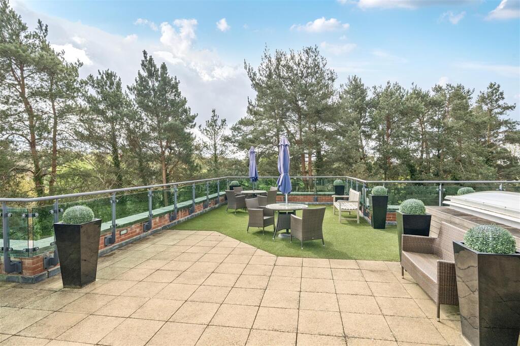 Stokes Lodge, Camberley photo 2