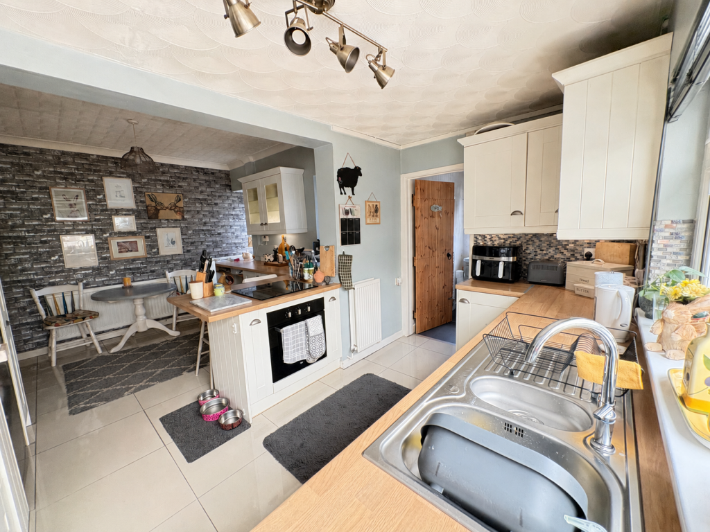 House in Gwauncaegurwen, Neath Port Talbot - View 2