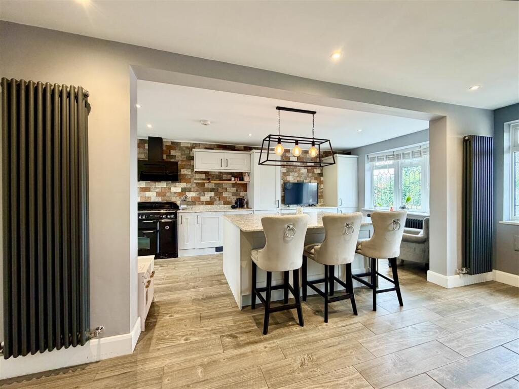 House in Brentwood, Blackmore, Hook End and Wyatts Green - View 2