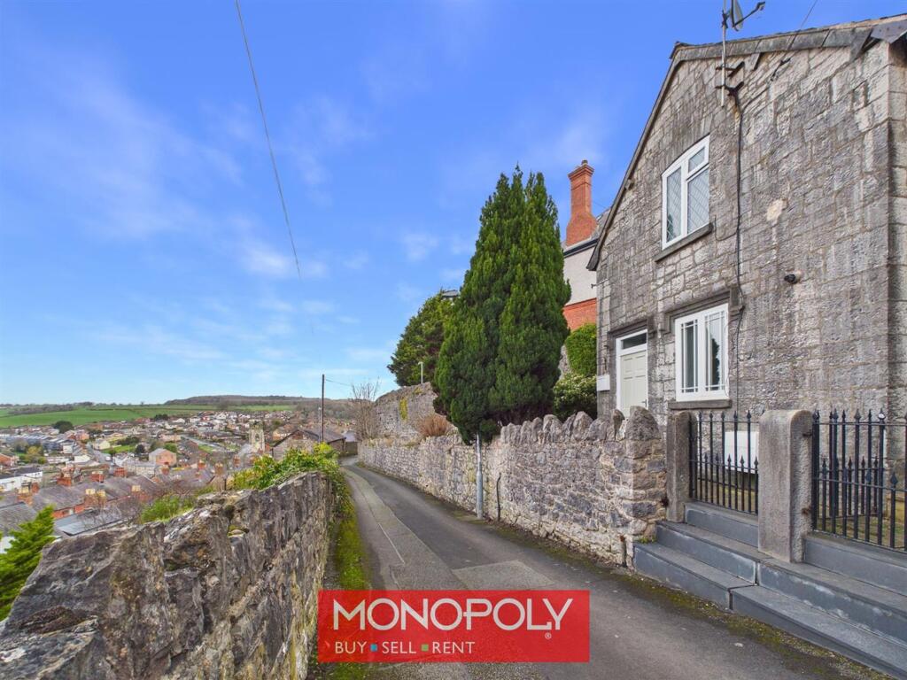 2-bed house on Denbigh, LL16, £130,000