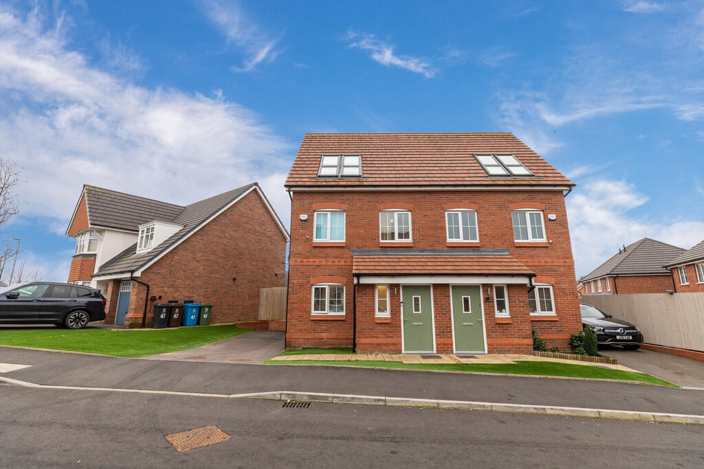 Main image of property: Mill Fold Gardens, Chadderton, OL9 9FY