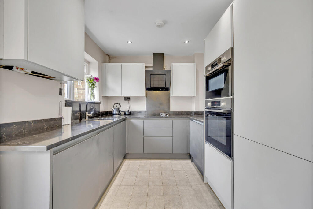 House in London, Collier Row - More