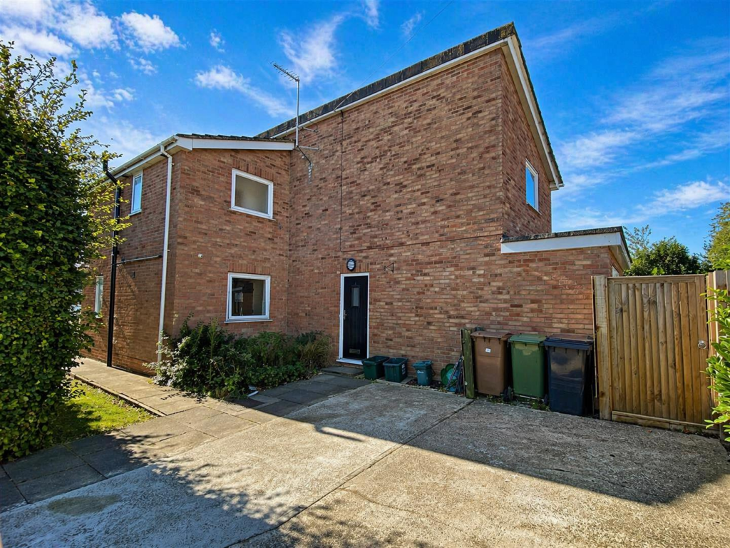 6-bed detached on 6 BEDROOM H.M.O (or Family Home) on Darrell Close, Chelmsford, £599,995