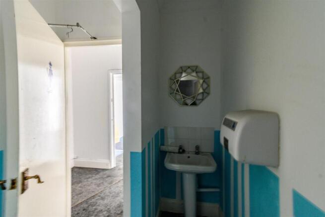 W.C/CLOAK ROOM