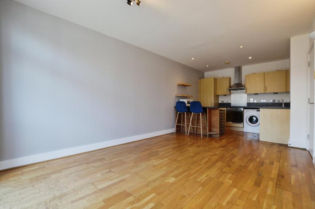 Apartment in Kingston upon Thames - View 4