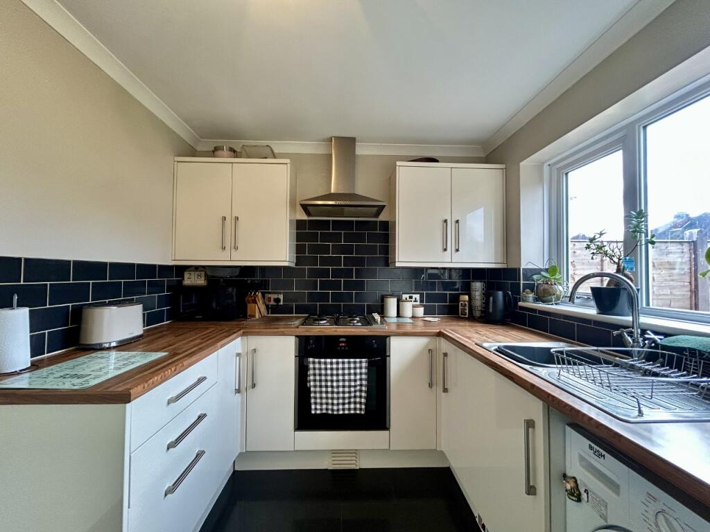Chatsworth Close, Willenhall photo 3