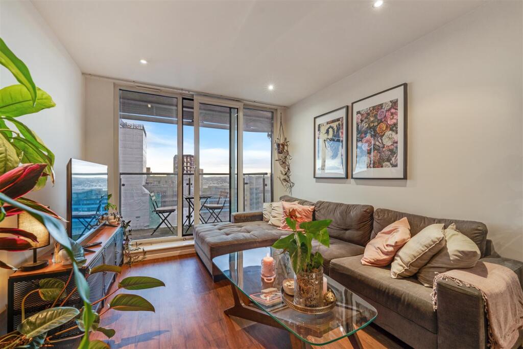 2-bed apartment on The Oxygen, Royal Victoria Dock, E16, £385,000