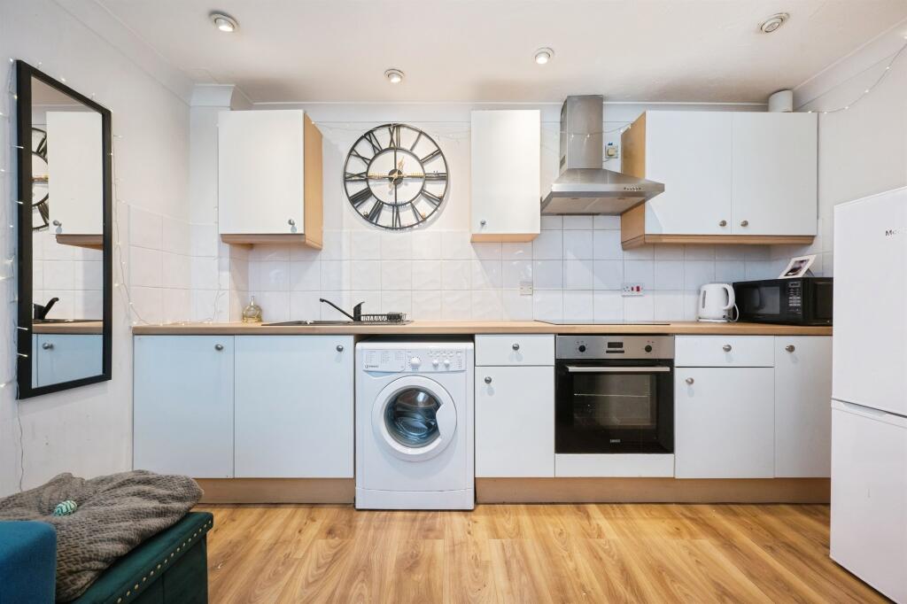 House in Southampton - More