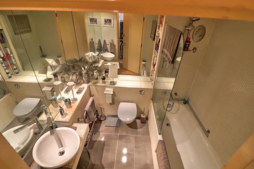 Apartment in Salford, Greater Manchester - View 4