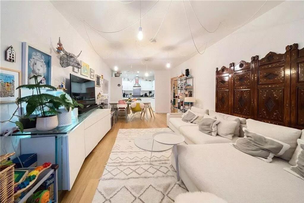 Main image of property: High Street, Brentford