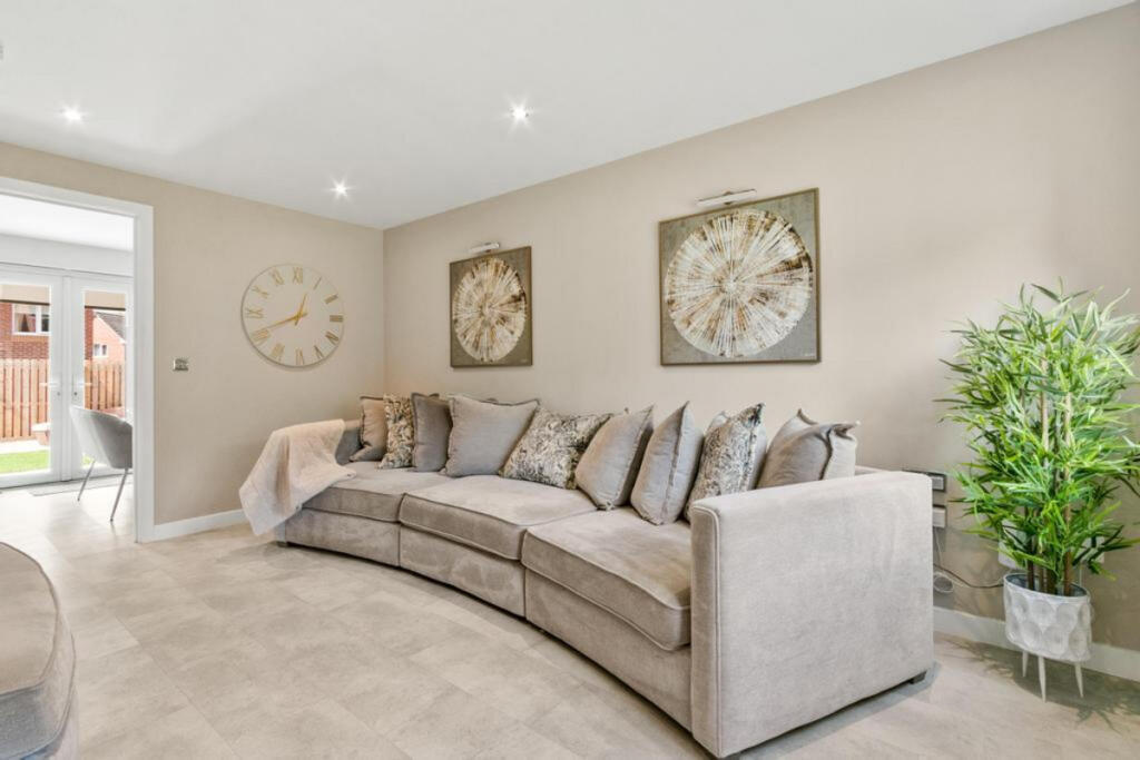 House in Glasgow, Thistlebank, Darnley - View 3
