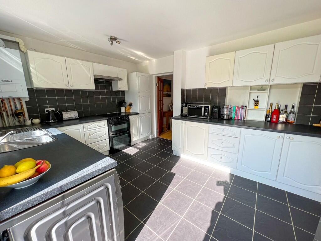 First Avenue, West Molesey, Surrey, KT8 photo 3