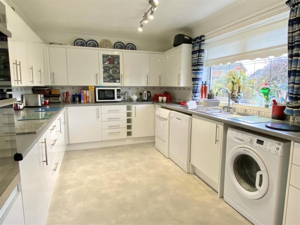6a Salcombe Drive, Shrewsbury, SY2 6SH photo 3