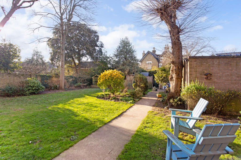 Apartment in Kingston upon Thames - More