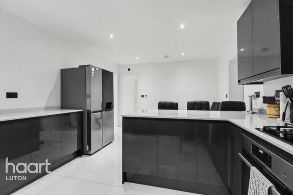 5-bed semi-detached on 40 Knoll Rise, £600,000