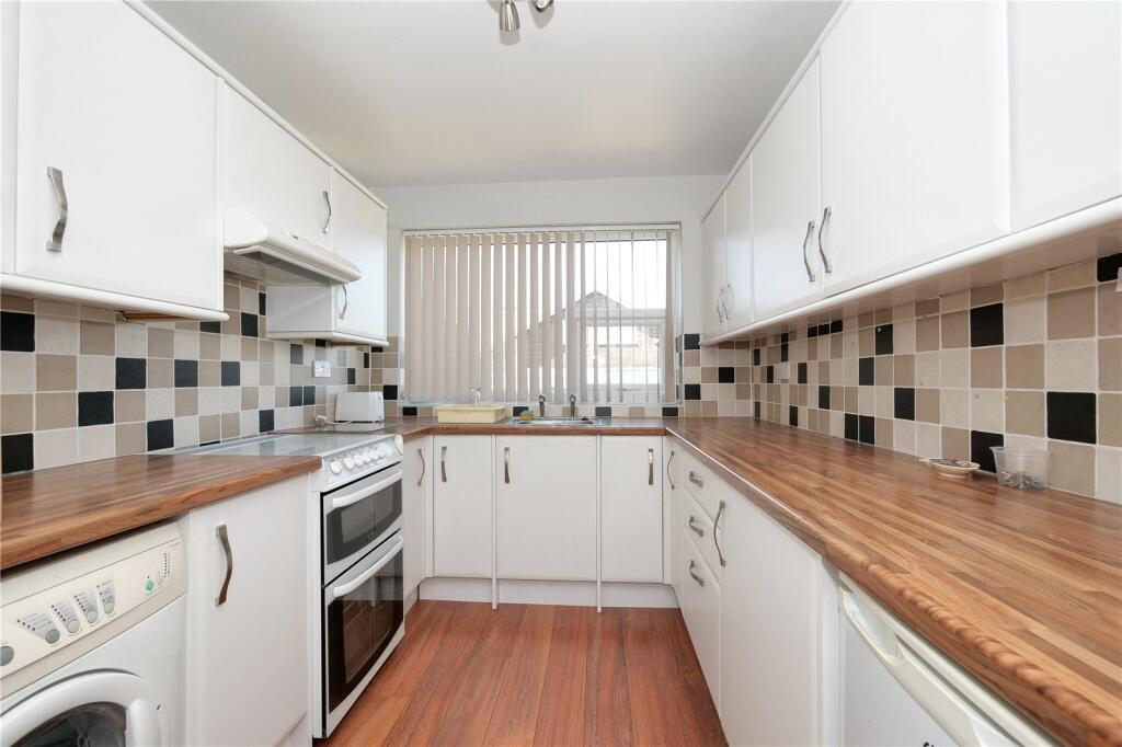 Thackley Avenue, Bradford, West Yorkshire, BD10 - View 4