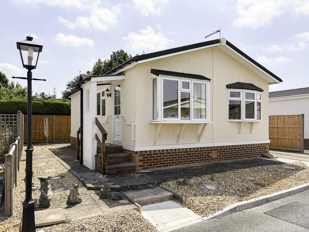 2-bed caravan on Fayre Oaks Home Park, Kings Acre, Hereford, HR4, £119,950