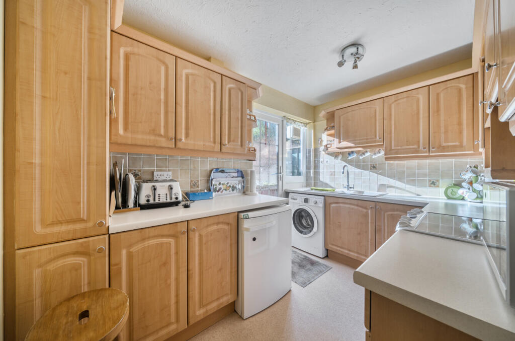 House in Wokingham, Emmbrook - View 2