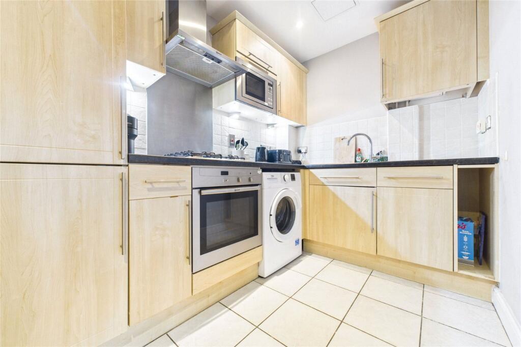 Apartment in Surrey Heath, Old Dean - View 4