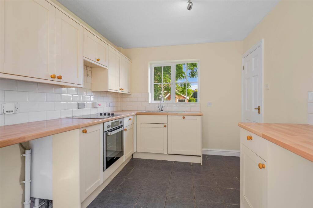 Plover Close, Alcester photo 5