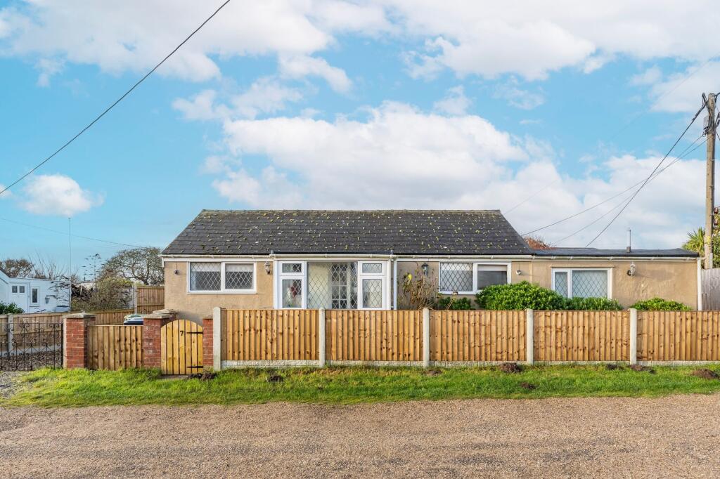 3-bed bungalow on Four Acres Estate, Hemsby, £175,000