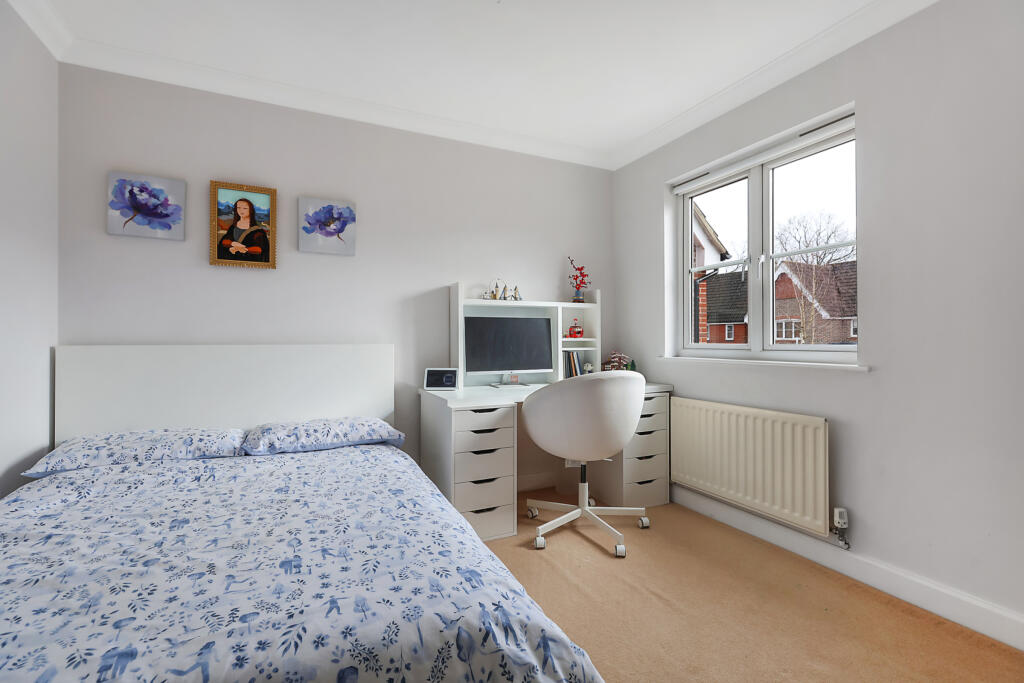 House in Reigate and Banstead, Meath Green, Horley - More