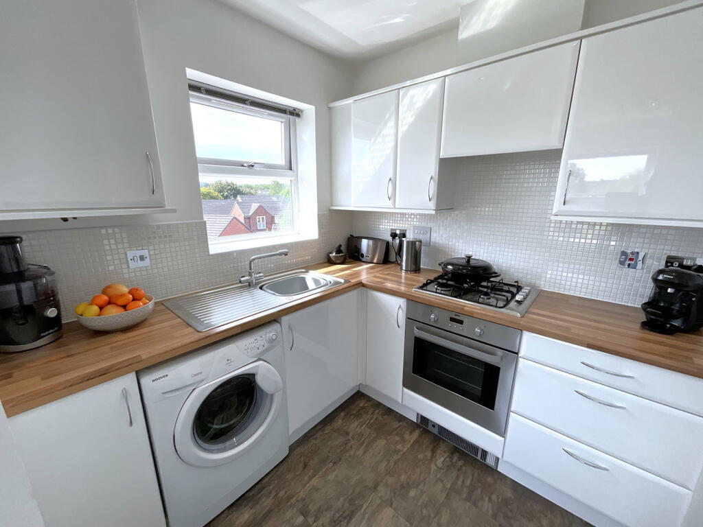 HALESOWEN, Brett Young Close photo 4