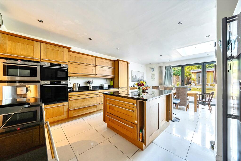 House in London, Royal Borough of Kingston upon Thames - View 3