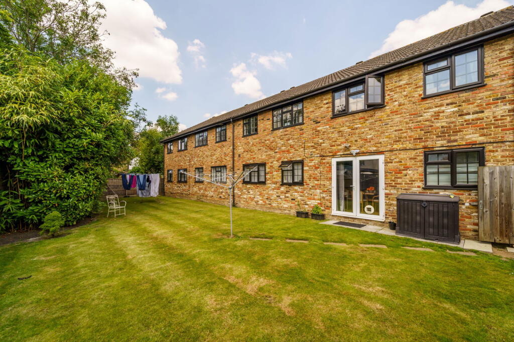 Limebush Close, New Haw, KT15 photo 4