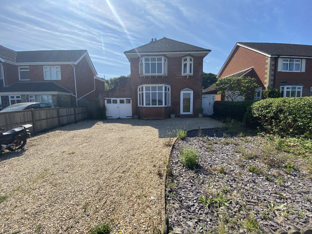 3-bed detached on Fairlee Road, Newport, Isle of Wight, £360,000