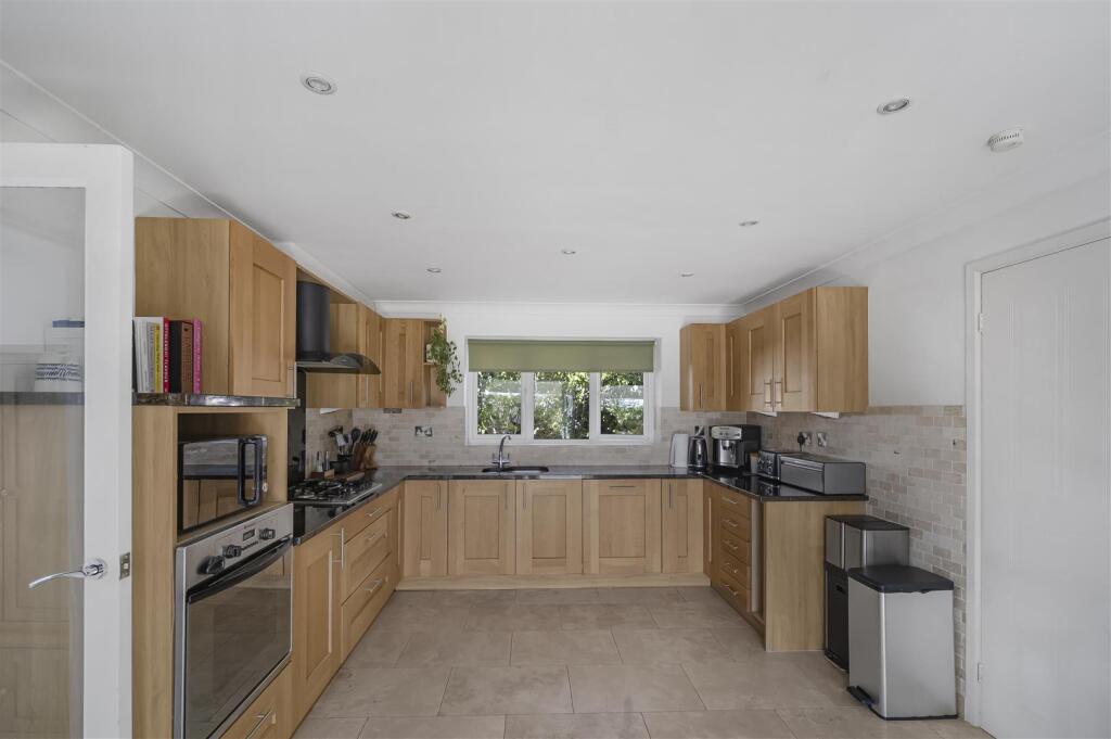 House in Cowbridge, Llanblethian - View 4