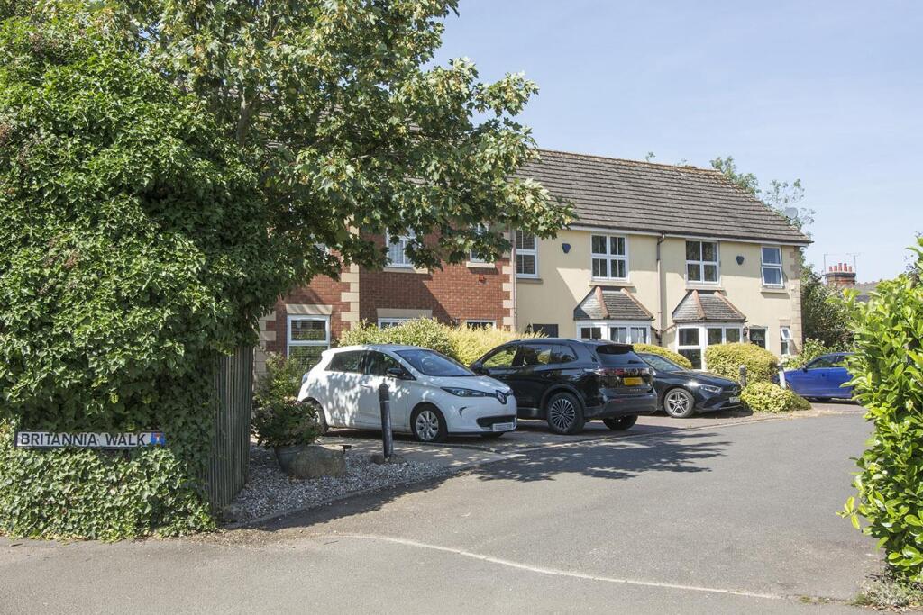 2-bed terraced on Britannia Walk, Market Harborough, £260,000