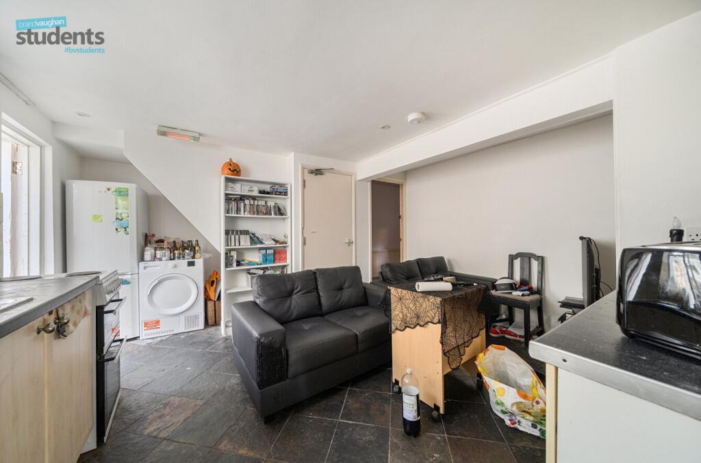 4 bedroom end of terrace house for rent