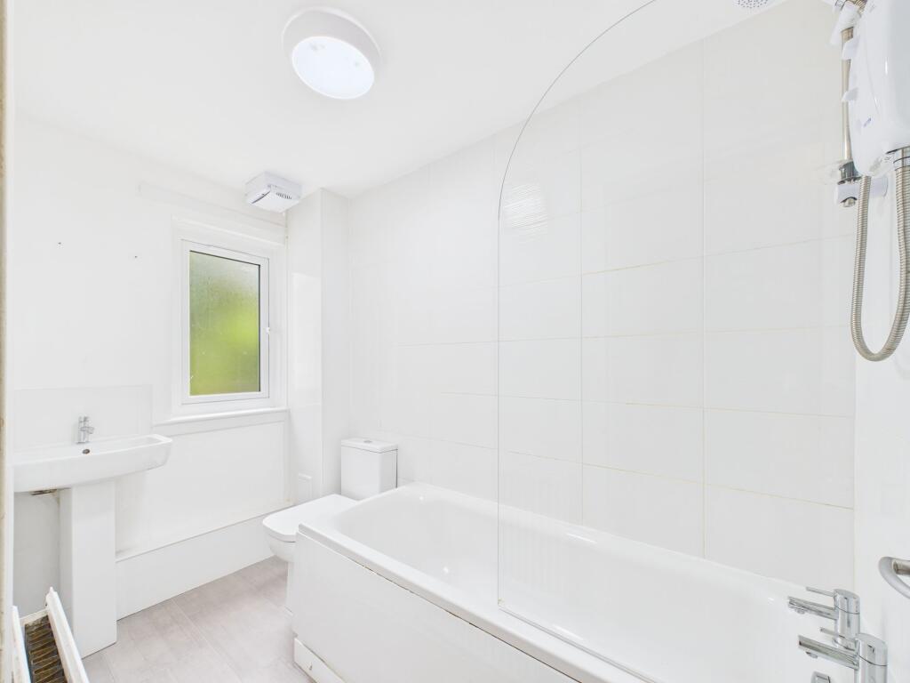 Apartment in East Kilbride, Whitemoss, The Village - View 3