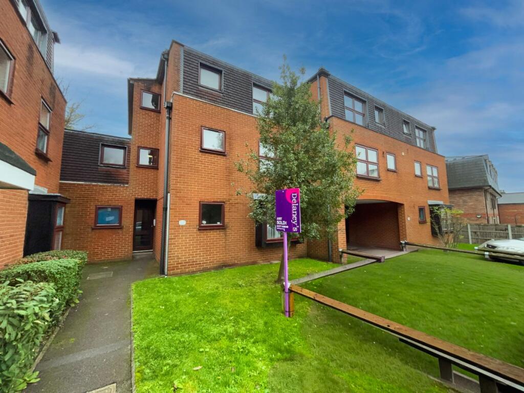 2-bed flat on Flat , Gresham Court, Gresham Road, Brentwood, £235,000