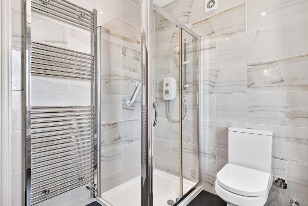 House in Kingston upon Thames - More