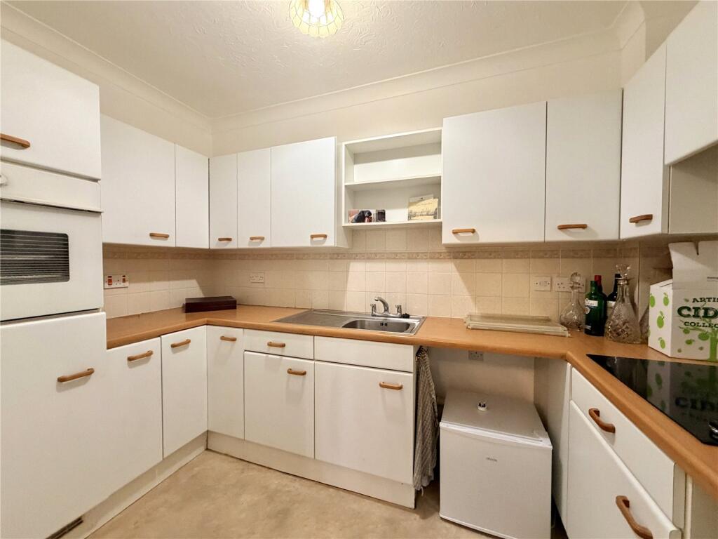 Belmore Lane, Lymington, Hampshire, SO41 photo 3