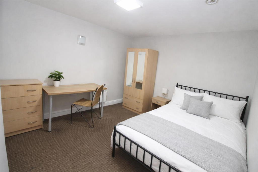 Apartment in Cardiff, Cathays - View 3
