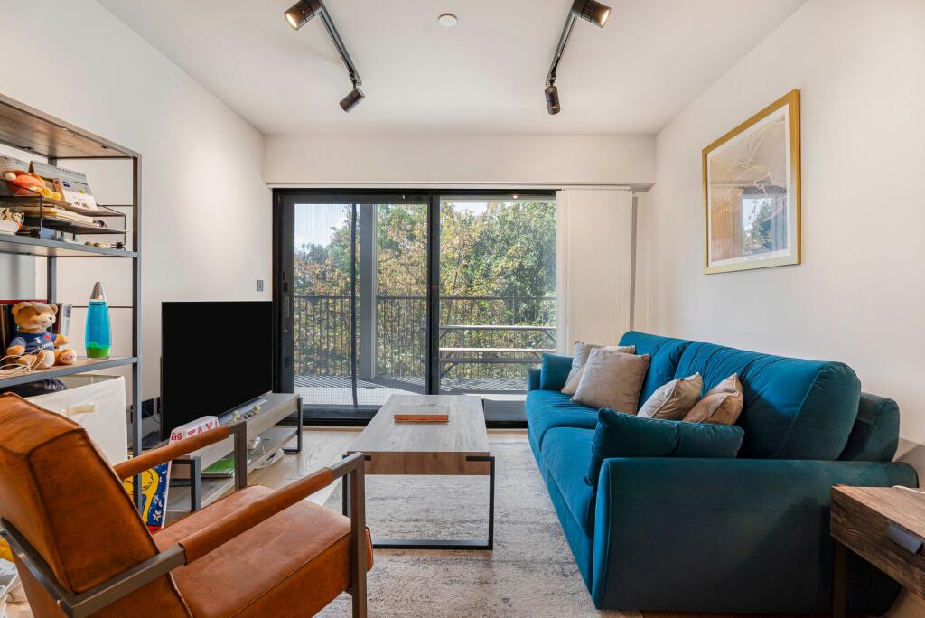 Apartment in London, Purbrook Estate, Old Kent Road - View 2
