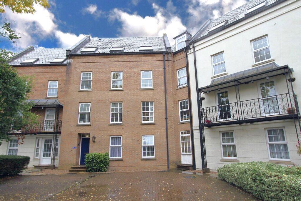 Main image of property: Victoria Place, Banbury, Oxon, OX16 3NN