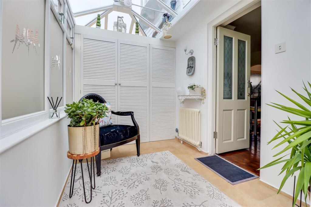 * STAR BUY * Arterial Road, Leigh-On-Sea photo 3